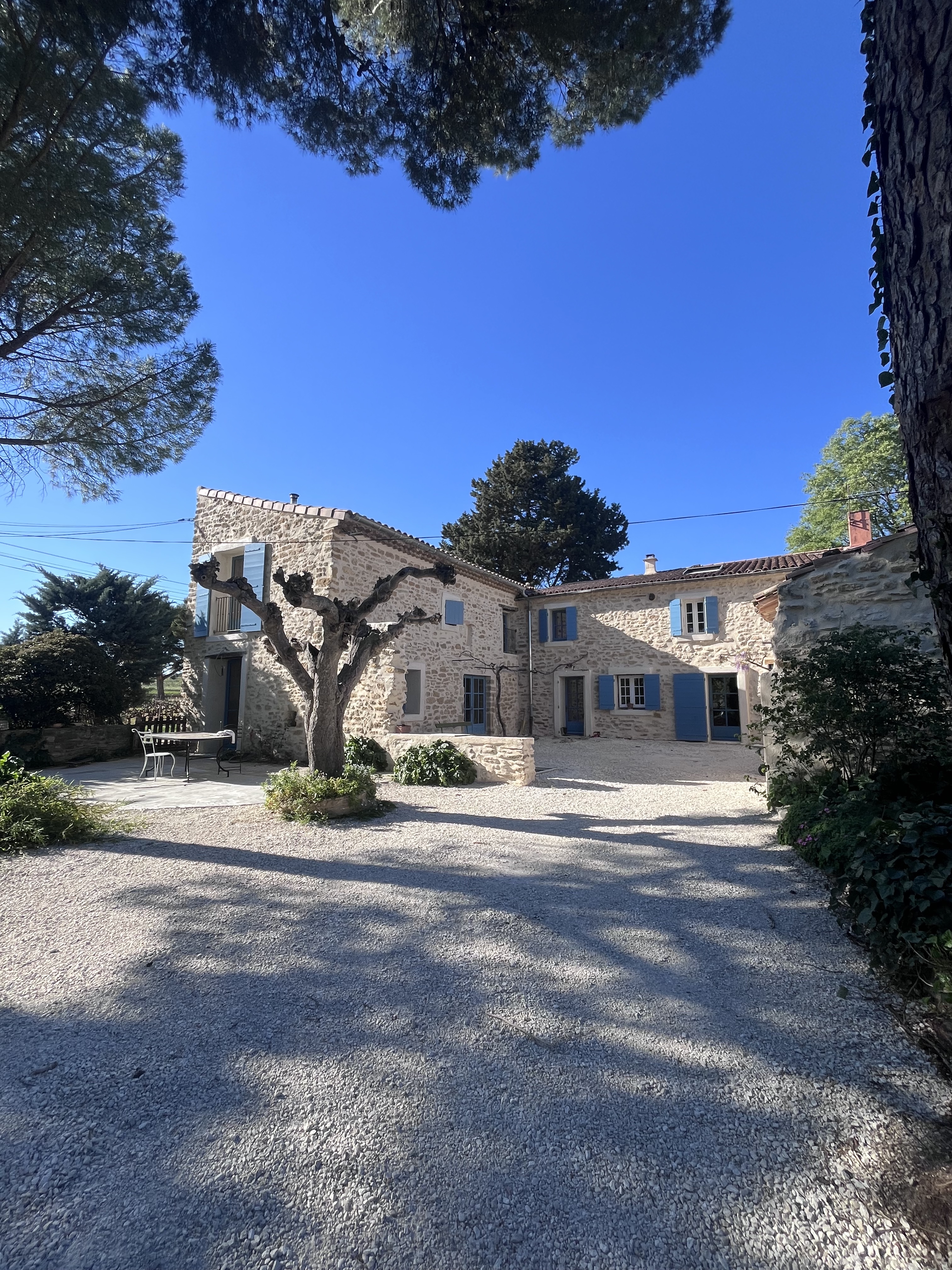 Mas Allègre façade sud — l'aile ouest à gauche, l'aile nord à droite